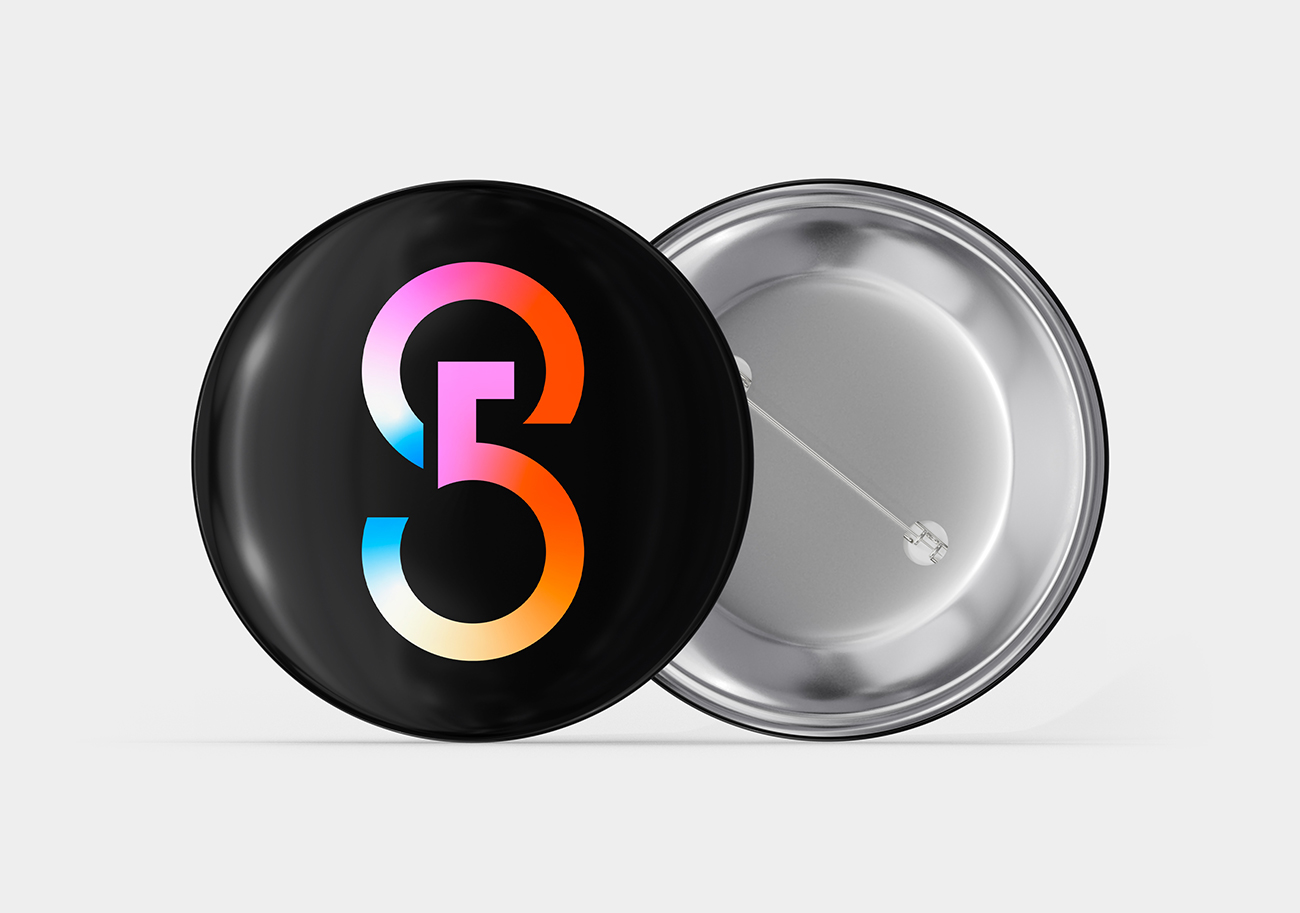 Pin badge circulaire promotionnel noir avec le logo de Génération Cinq